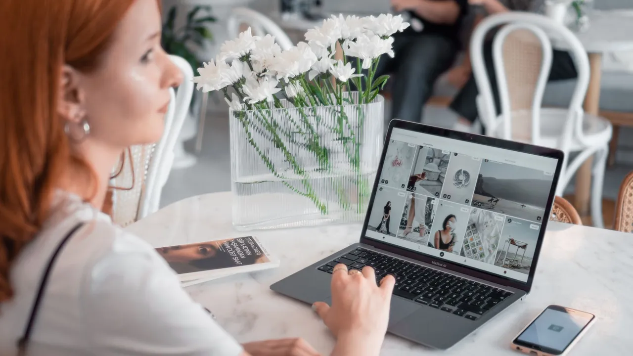 Marketingmitarbeiterin gestaltet Beiträge am Laptop