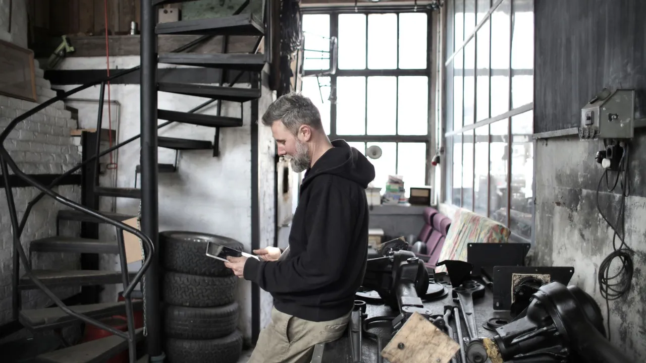 Servicetechniker mit Tablet in einer Werkstatt