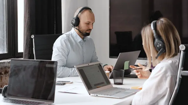 Kundenservice mit Headsets am Arbeitsplatz