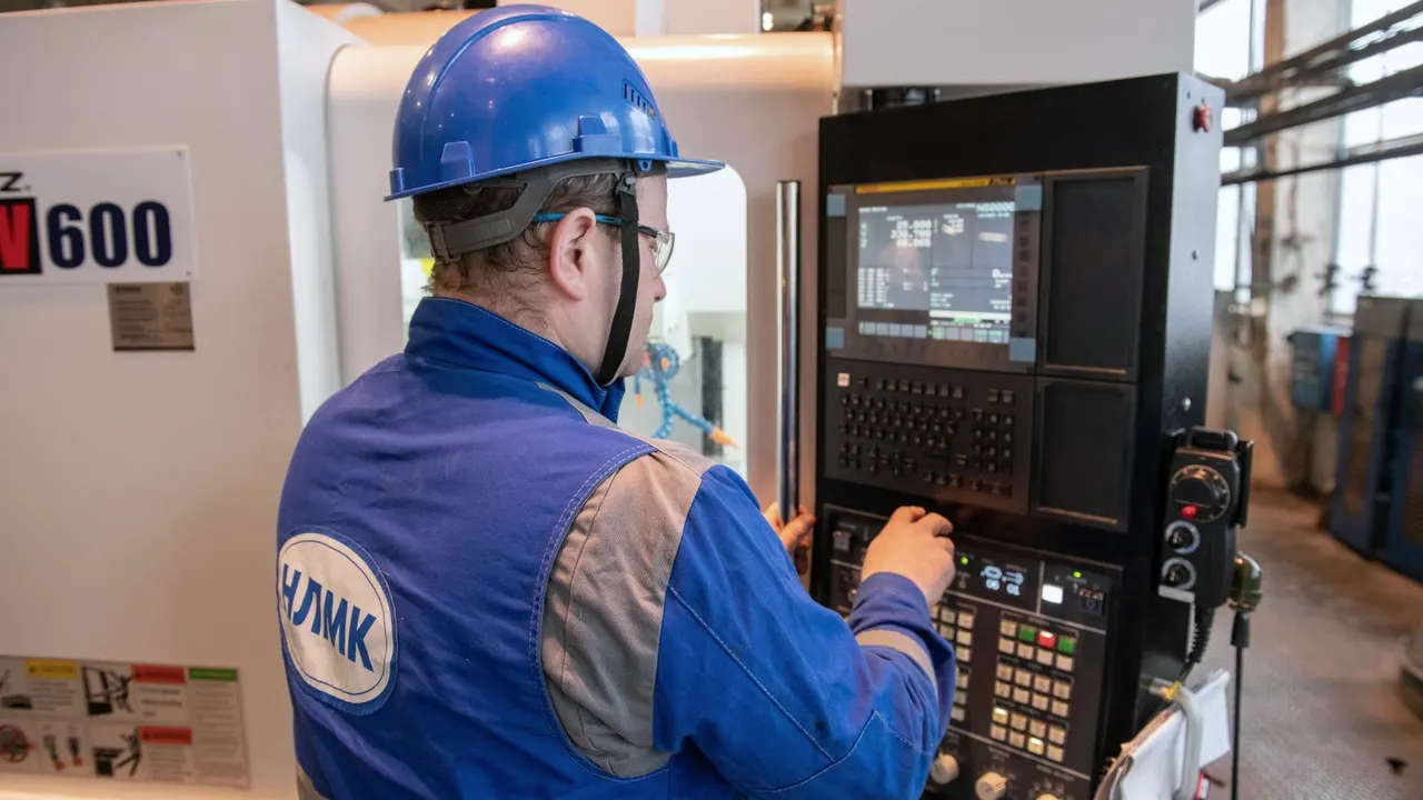 Maschinenbediener an der Steuerung einer CNC-Maschine