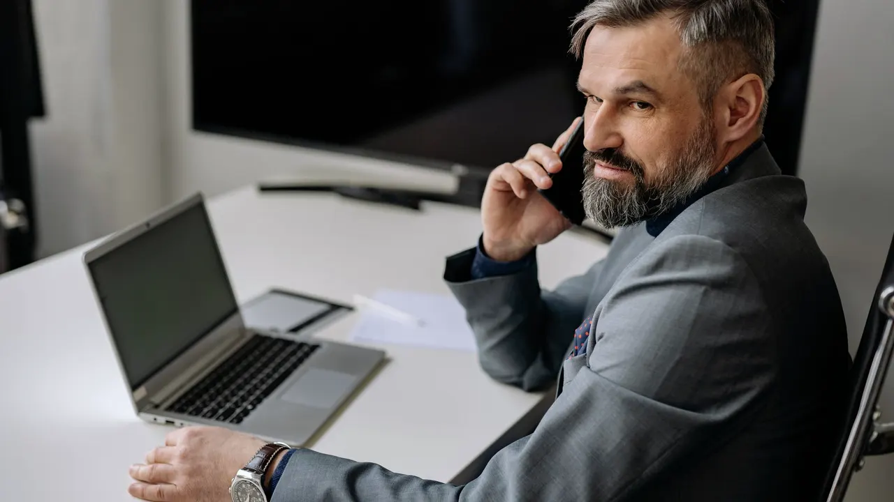 Vertriebsleiter telefoniert am Laptop