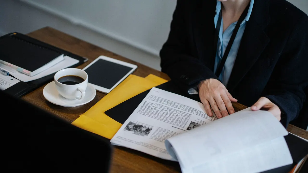 Unterlagen und Kaffee am Schreibtisch